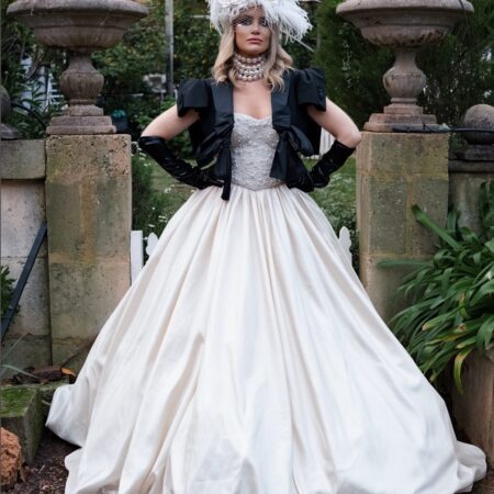 LA PERLE / THE GOWN